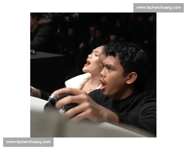 小舅子擂台激战!罗唐场外急到 “罚站”,网友:姐夫比选手还紧张! 小舅子擂台激战!罗唐场外急到 “罚站”,网友:姐夫比选手还紧张!