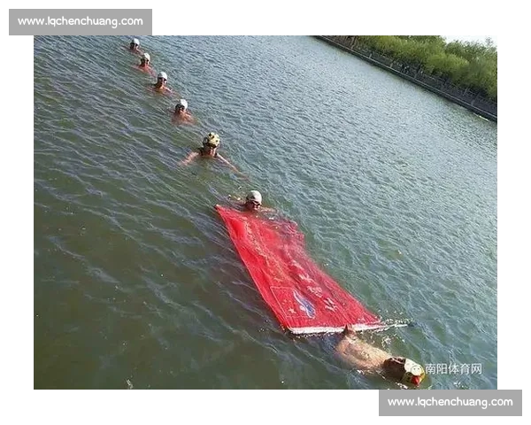 雨幕中的泳者：拥抱自然的清凉仪式