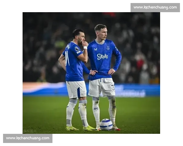 埃弗顿抢滩沃克争夺战 莫耶斯瞄准曼城老将补强防线