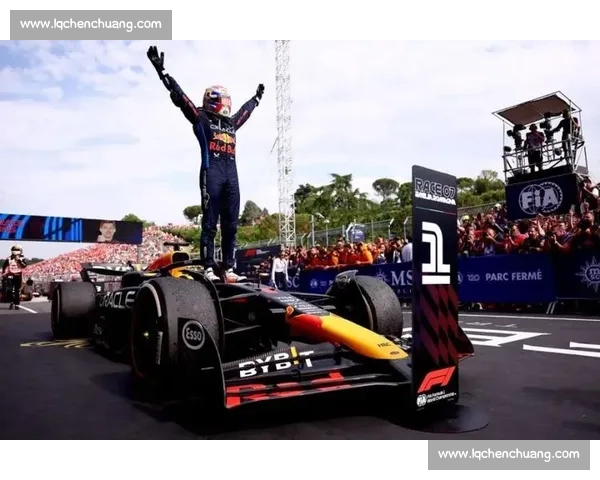 安东内利头盔视角：首圈追尾维斯塔潘瞬间全记录