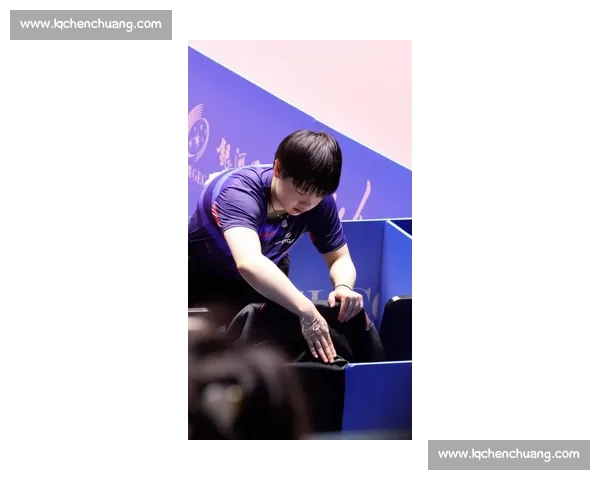 捏脸送礼物引热议！孙颖莎拖鞋骤变暗藏玄机？国乒搭档关系再掀舆论波澜